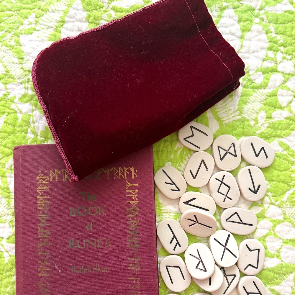 Vintage The Book of Runes by Ralph Blum 1982 Hardcove 25 Tiles Original Pouch